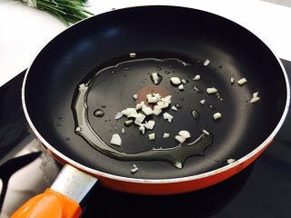豆瓣时蔬面,锅中倒橄榄油，放入蒜末煸香