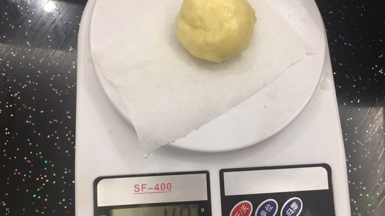 豆沙蛋黄馅麻薯饼,把面团分成40克每个，这样出来的皮比较薄，你想厚一点，可以加到60克每个。