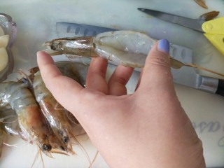 蒜蓉粉丝虾,像这样从中间劈开，抽出内侧虾线