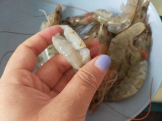 蒜蓉粉丝虾,一般的虾摆在盘子上总是弯曲，只要在虾肉那里，用剪刀剪几下 就可以了