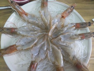 蒜蓉粉丝虾,摆在盘子上