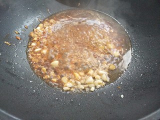 蒜蓉粉丝虾,加入一汤勺酱油，一勺盐，一勺糖，适量的水，烧开，关火
