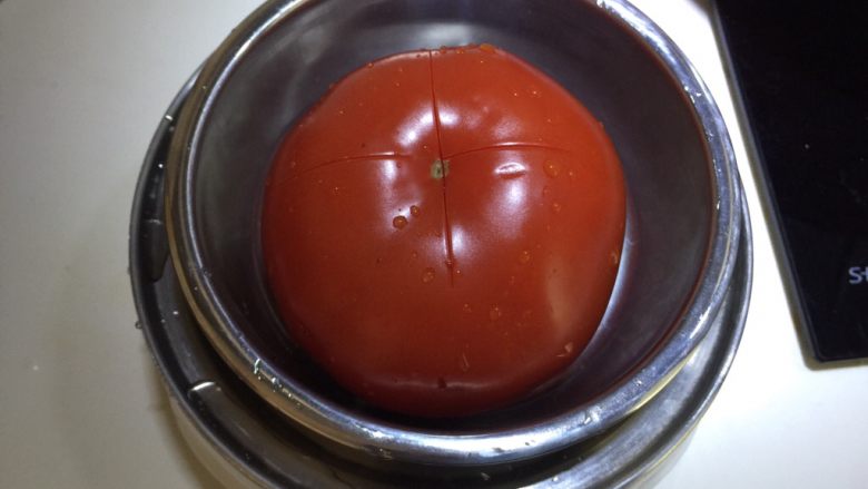日式双茄意面,番茄表皮划十字放入蒸锅里