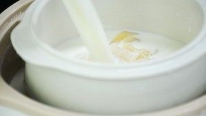 【小森妈妈菜谱】滋补养颜牛奶花胶冻 ,煮好后的花胶牛奶，看起来是不是很鲜美，味道也是很棒的！可以直接开吃囖。