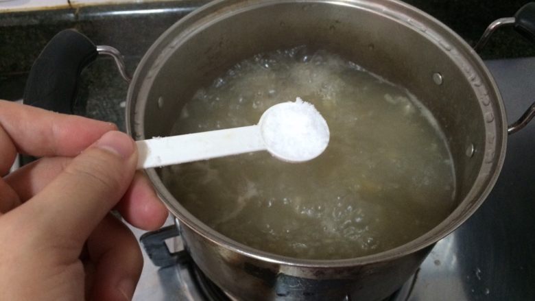 橄榄瘦肉汤,煲差不多四十分钟到一个小时后，汤色变黄就差不多了，下盐