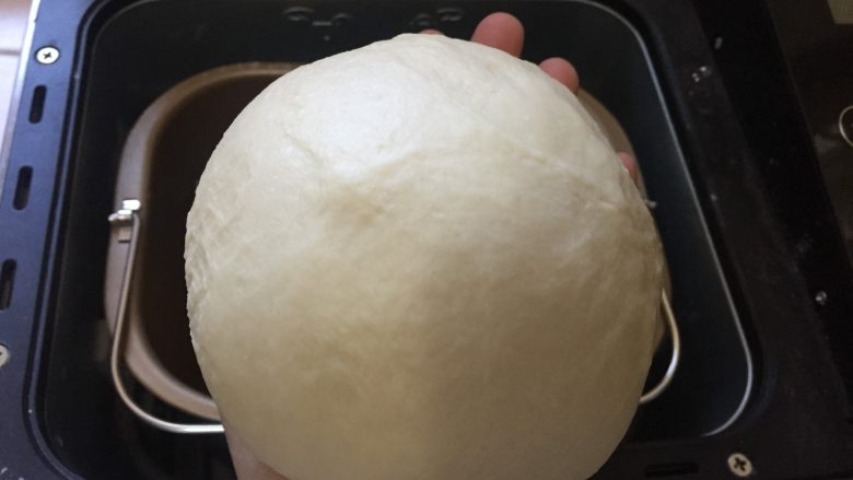 心形玉米火腿沙拉包,面团的所有材料放入面包桶中，揉面两个程序约40分钟至面团均匀可以拉出筋膜
准备第一次发酵