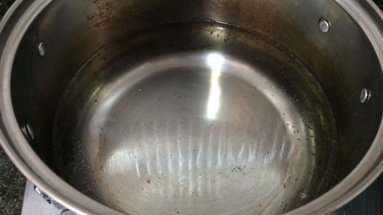 橄榄瘦肉汤,锅烧开水，起了一点泡泡，这个时候放材料