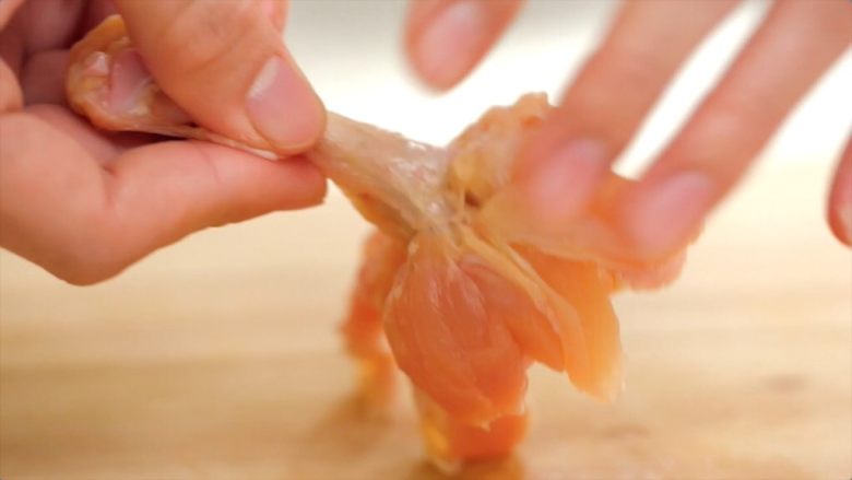 动漫棒骨肉,然后反向折叠切开的鸡翅肉成郁金香状
