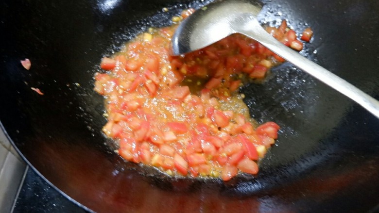 宝宝辅食  番茄鸡蛋疙瘩汤,加一小勺糖调和酸度，加盐调味儿，小孩子吃不宜多，大人吃酌量多一点。小火翻炒至番茄出汁儿，再倒入水。这个过程需要点耐心，小火炒。