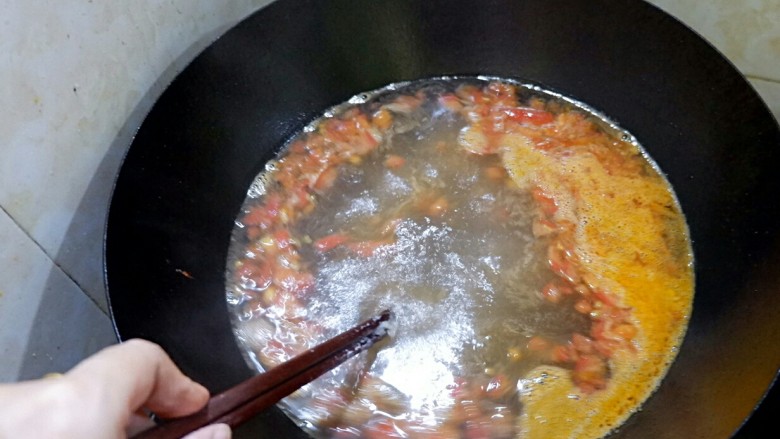 宝宝辅食  番茄鸡蛋疙瘩汤,水开以后，就可以把搅好的疙瘩倒进锅里了。