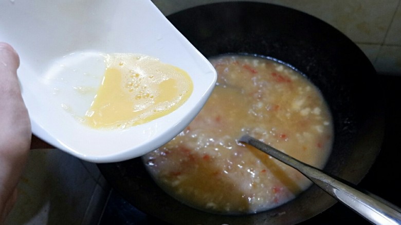 宝宝辅食  番茄鸡蛋疙瘩汤,煮开以后煮一两分钟就可以了，面疙瘩很小，很容易熟。不确定的可以捞个大一点的出来尝，咬开没白心就熟了。自己把握，不敢确定就尝，没事儿的，尝是一种很好的判断方式。
加蛋的时候顺时针搅动勺子，蛋花就会变成漂亮的丝儿状。因为蛋易熟，加完就可以关火了，余温足够让细细的蛋丝熟透了。