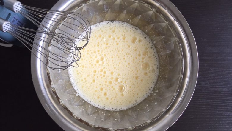 无油原始蛋糕,把蛋液碗放入热水盆，继续中速打发蛋液