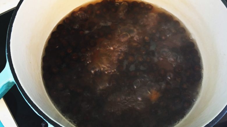 台灣經典道地「黑糖珍珠」,微微攪動至再次煮沸
