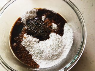 台灣經典道地「黑糖珍珠」,將步驟5的黑糖水倒入步驟1的樹薯粉內