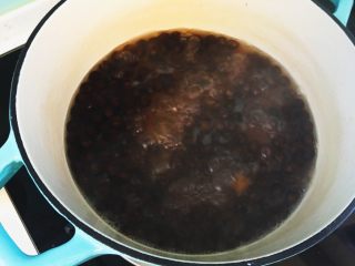 台灣經典道地「黑糖珍珠」,攪拌至煮沸後關火