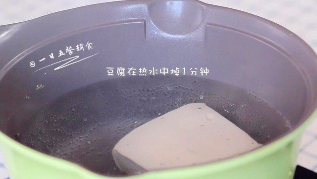 藜麦豆腐牛肉丸, 豆腐在热水中焯1分钟去去豆腥味。