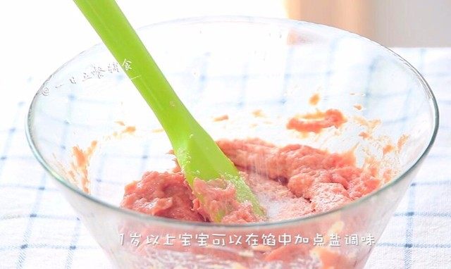 藜麦豆腐牛肉丸,1岁以上宝宝可以在馅中加点盐和生抽调味。
