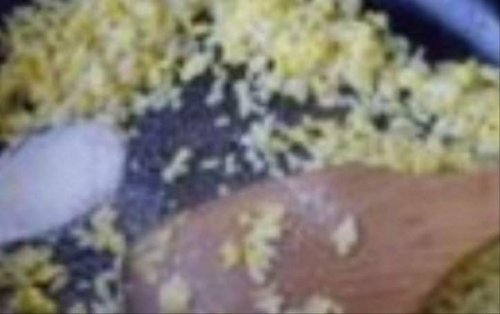 炒饭秀蛋炒饭,下油烧热然后把鸡蛋倒下去，再把米饭倒下去一起翻滚，下少量盐，直到米粒黏住鸡蛋变金黄色，把炒熟的火腿粒和娃娃菜倒下去一起翻滚，一会儿便可以盛碗。