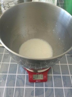 做过几百次的椰蓉吐司,按照干湿料的分类面包类原料放进厨师机的桶里（先湿后干），盐，糖，放在不同处，中间面粉挖个洞放上酵母