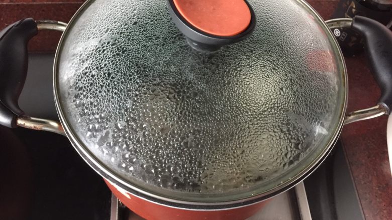 白萝卜煮,盖上锅盖小火煮30分钟