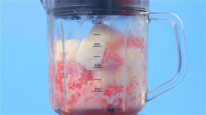 自制清凉果冻冰沙杯, 西瓜冰和牛奶冰放入料理机中搅打成冰沙