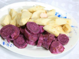山药紫薯饼,将山药和紫薯隔各切块放盘内，然后准备热水将山药和紫薯蒸煮熟。