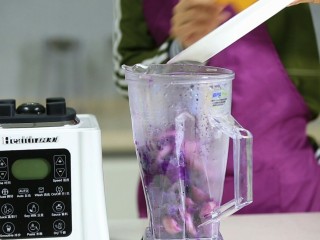 山药紫薯饼,启动开关键按“酱料”将山药和紫薯瞬间打成泥状。