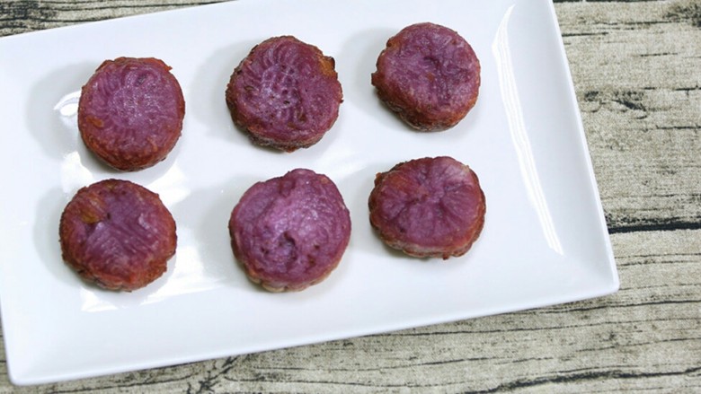 山药紫薯饼,将做好的紫薯饼放到烧热的油锅里煎熟即可捞出。