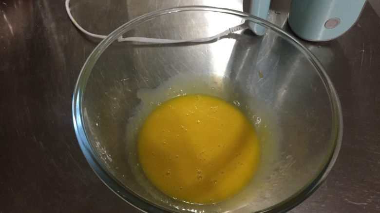 原味戚风蛋糕,准备好之后就可以开始制作戚风蛋糕了
蛋黄用电动打蛋器低速打发约30秒