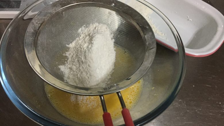 原味戚风蛋糕,筛入低粉玉米淀粉的混合物之后