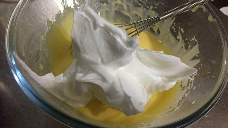原味戚风蛋糕,将三分之一的蛋白放入蛋黄糊中，均匀混合（不要花圈，用翻拌即可）
