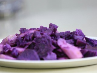 山药紫薯饼,蒸煮熟的山药和紫薯放到惠尔宝调理杯内。