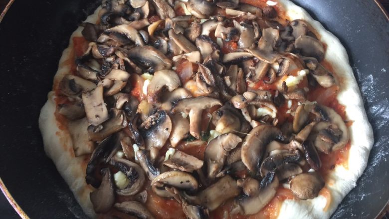 海陆双拼披萨,放入香菇和蘑菇