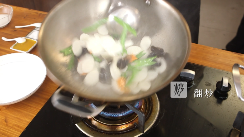 木耳蜜豆炒山药,将食材翻炒、保证食材在锅中食材受热均匀