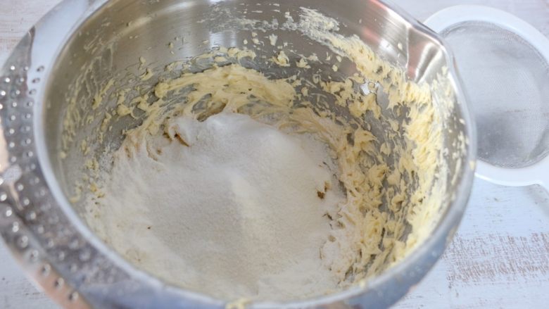炼乳饼干,筛入低筋面粉。