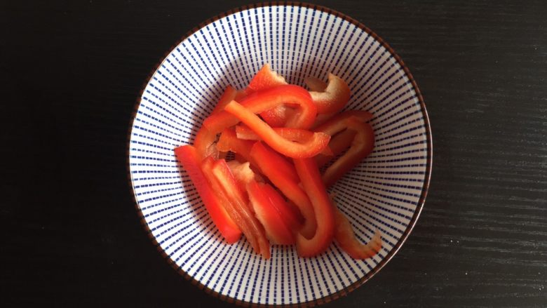 盐煎肉,红椒切丝，其实应该用辣椒的，因为吃不了所以换成红椒了