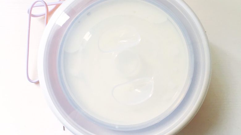 自制酸奶（酸奶机版）,所有步骤完成以后 将牛奶混合体捧在手心慢慢的放进它原本的位置 盖上盖子静置几分钟