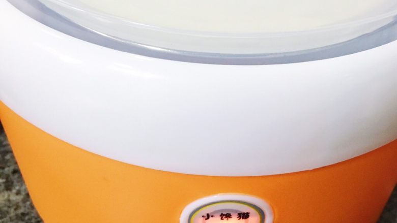自制酸奶（酸奶机版）,通电6-8小时 美味正在发酵 （我是晚上弄的 第二天早上就可以享用 ）听说酸奶机非常省电 所以发酵时间长就长吧