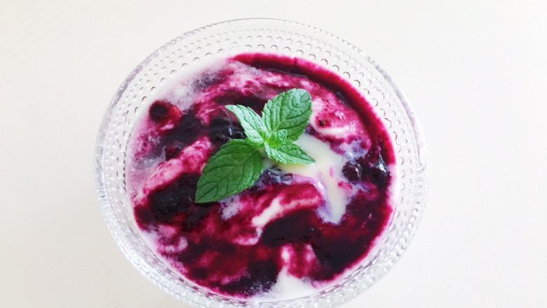 自制酸奶（酸奶机版）,加入自己熬的蓝莓酱 是不是很喜人 #蓝莓酱酸奶#