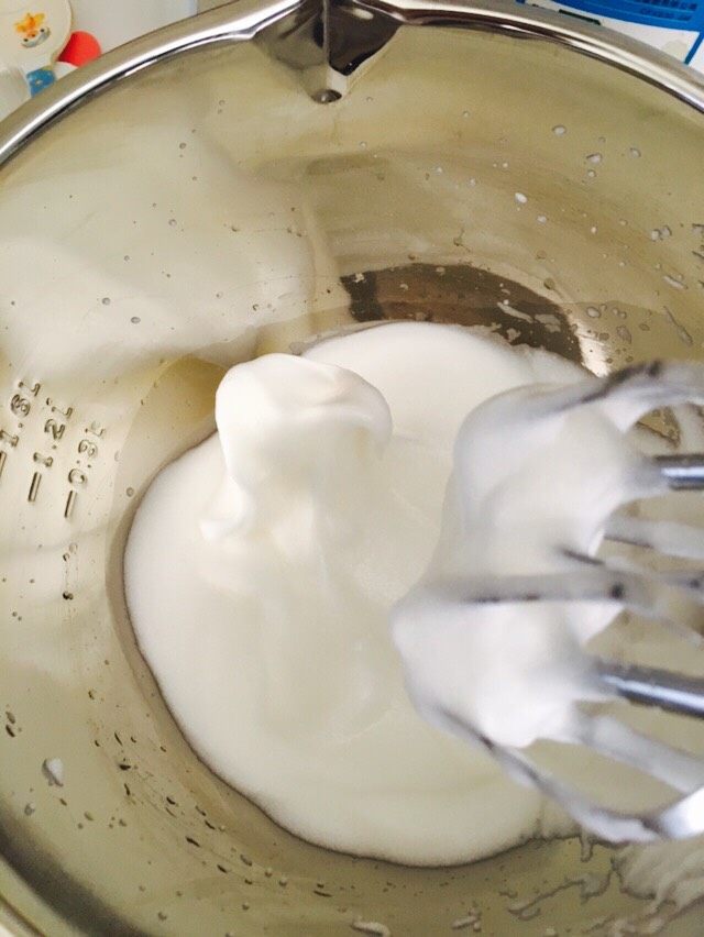 纸杯戚风,打蛋白，分三次加入白糖，打发至起勾。