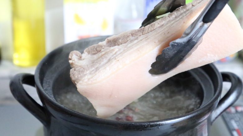 梅菜扣肉 无油烟免油炸懒人版,煮到肉用筷子可以轻松穿透时，将肉捞出。