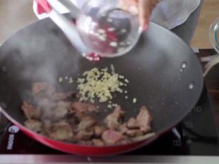 15分钟一道家常西兰花炒牛肉,煎至褐色后加入大蒜和姜。
搅拌大蒜和姜30秒钟，然后与牛肉混合在一起。