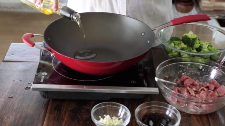 15分钟一道家常西兰花炒牛肉,擦干炒锅，将锅放在高温下，加入油