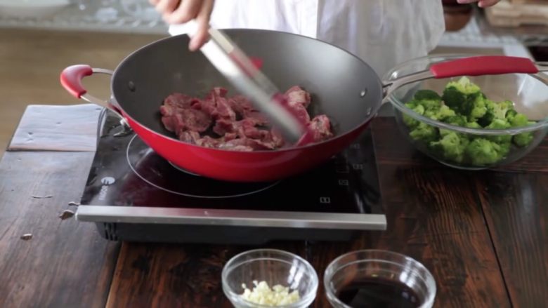 15分钟一道家常西兰花炒牛肉,加入腌制好的牛肉，让牛肉铺在锅的整个表面