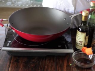 15分钟一道家常西兰花炒牛肉,在一个小碗里混合搅拌蚝油、米酒