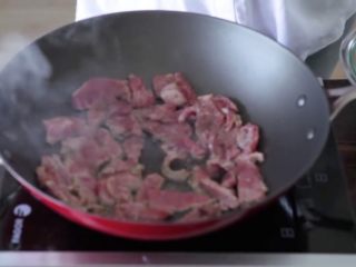 15分钟一道家常西兰花炒牛肉,煎2分钟后，达到很好的褐色，然后翻面