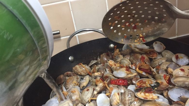 辣炒花蛤,加入适量的温水，煮至开锅后2分钟左右就可以了，不然会老，为什么加点水，因为太多了😄，所以炒是炒不熟的，如果是两斤的话，直接翻炒就可以