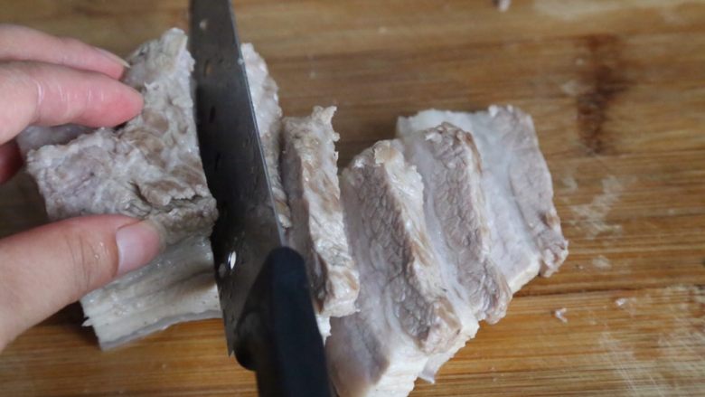 梅菜扣肉 无油烟免油炸懒人版,将肉切成1厘米厚的薄片。