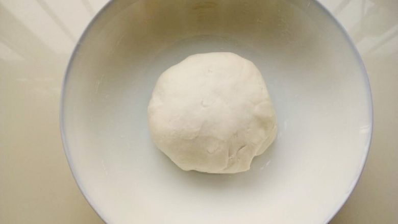 白吉馍（含中式汉堡做法）,和成光滑的面团室温发酵1h左右
（第二天吃可提前一晚放冰箱发酵）