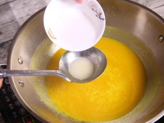 粗粮金汤明虾粥,最后加入水淀粉调匀，将粥调的更加浓郁，香气扑鼻。